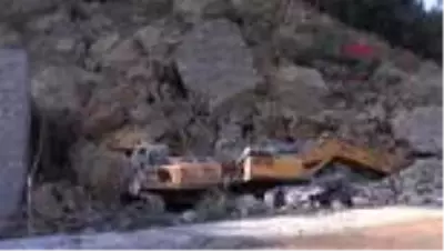 Son dakika haber! BURSA Bursa'da heyelan, otomobilinin üzerine kaya parçaları düşen bekçi, öldü Son dakika haber! BURSA Bursa'da heyelan, otomobilinin üzerine kaya parçaları düşen bekçi, öldü