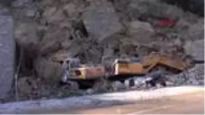 Son dakika haber! BURSA Bursa'da heyelan, otomobilinin üzerine kaya parçaları düşen bekçi, öldü Son dakika haber! BURSA Bursa'da heyelan, otomobilinin üzerine kaya parçaları düşen bekçi, öldü