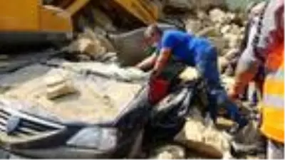 Bursa'da heyelan; otomobilinin üzerine kaya düşen bekçi öldü (3) Bursa'da heyelan; otomobilinin üzerine kaya düşen bekçi öldü (3)