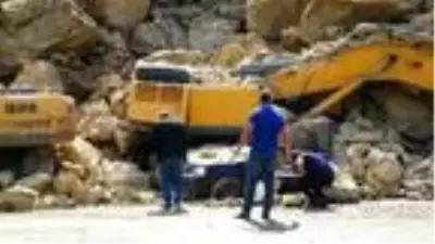 Bursa'da heyelan; otomobilinin üzerine kaya düşen bekçi öldü (3) Bursa'da heyelan; otomobilinin üzerine kaya düşen bekçi öldü (3)