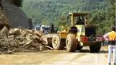 Bursa'da heyelan; otomobilinin üzerine kaya düşen bekçi öldü (3) Bursa'da heyelan; otomobilinin üzerine kaya düşen bekçi öldü (3)