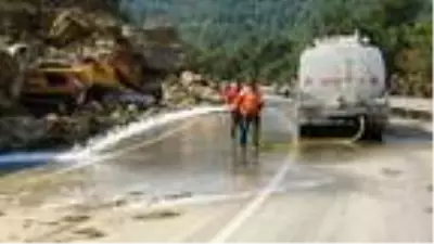 Bursa'da heyelan; otomobilinin üzerine kaya düşen bekçi öldü (3) Bursa'da heyelan; otomobilinin üzerine kaya düşen bekçi öldü (3)