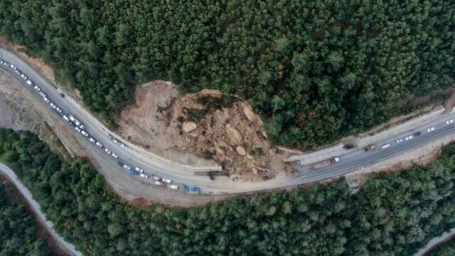 Bursa'da yol çalışması yapılan alanda göçük: 1 kişi öldü Bursa'da yol çalışması yapılan alanda göçük: 1 kişi öldü