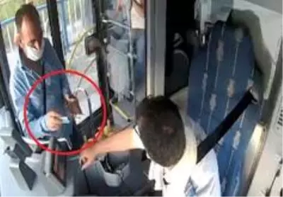 Otobüs şoförü içi para dolu cüzdanı sahibine teslim etti, ödül olarak verilen parayı kabul etmedi Otobüs şoförü içi para dolu cüzdanı sahibine teslim etti, ödül olarak verilen parayı kabul etmedi