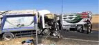 Diyarbakır'da çöp kamyonuyla kamyonet çarpıştı 2 ölü, 2 yaralı Diyarbakır'da çöp kamyonuyla kamyonet çarpıştı 2 ölü, 2 yaralı
