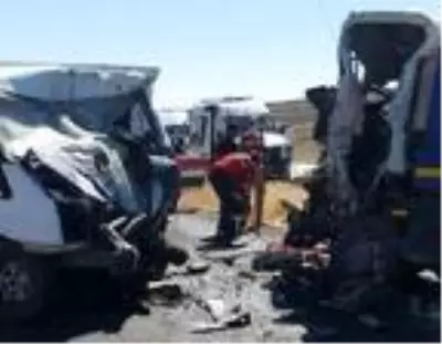 Diyarbakır'da çöp kamyonuyla kamyonet çarpıştı 2 ölü, 2 yaralı Diyarbakır'da çöp kamyonuyla kamyonet çarpıştı 2 ölü, 2 yaralı