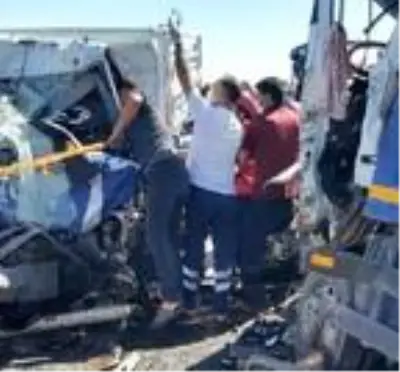 Diyarbakır'da çöp kamyonuyla kamyonet çarpıştı 2 ölü, 2 yaralı Diyarbakır'da çöp kamyonuyla kamyonet çarpıştı 2 ölü, 2 yaralı