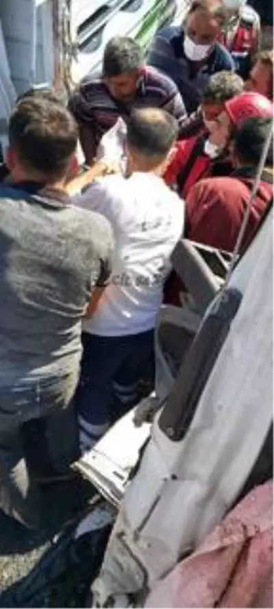 Diyarbakır'da çöp kamyonuyla kamyonet çarpıştı 2 ölü, 2 yaralı Diyarbakır'da çöp kamyonuyla kamyonet çarpıştı 2 ölü, 2 yaralı