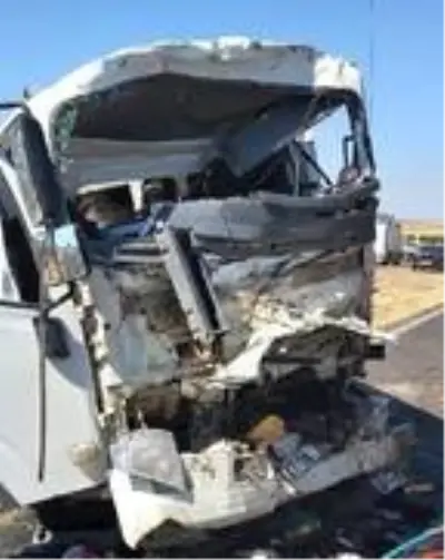 Diyarbakır'da çöp kamyonuyla kamyonet çarpıştı 2 ölü, 2 yaralı Diyarbakır'da çöp kamyonuyla kamyonet çarpıştı 2 ölü, 2 yaralı