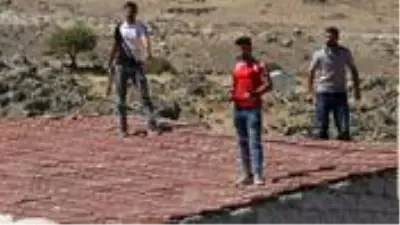 Evleri yıkılmasın diye tüfeği alıp çatıya çıktılar! Polis ikna etmek için 2 saat uğraştı Evleri yıkılmasın diye tüfeği alıp çatıya çıktılar! Polis ikna etmek için 2 saat uğraştı