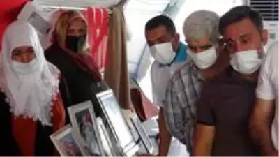 HDP önündeki ailelerden İHA ve TGRT'ye teşekkür HDP önündeki ailelerden İHA ve TGRT'ye teşekkür