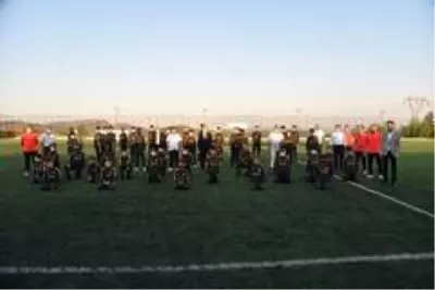 İlkay Gündoğan'dan Dursunbey Belediyespor altyapısın destek İlkay Gündoğan'dan Dursunbey Belediyespor altyapısın destek