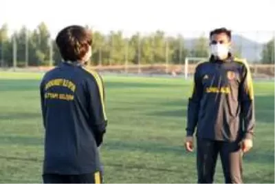 İlkay Gündoğan'dan Dursunbey Belediyespor altyapısın destek İlkay Gündoğan'dan Dursunbey Belediyespor altyapısın destek