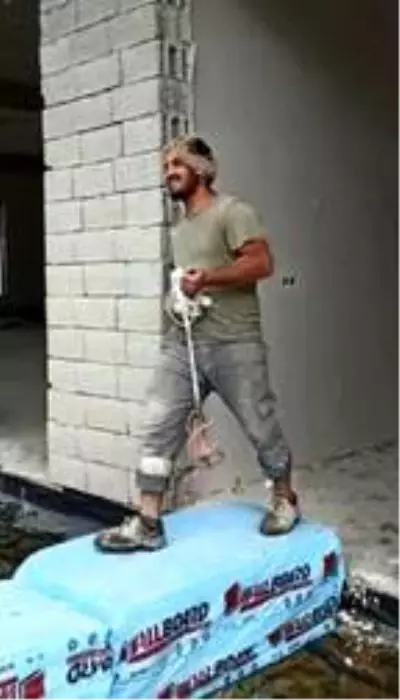 İşçilerin inşaat malzemeli defilesi, sosyal medyada ilgi gördü İşçilerin inşaat malzemeli defilesi, sosyal medyada ilgi gördü