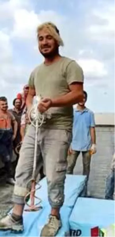 İşçilerin inşaat malzemeli defilesi, sosyal medyada ilgi gördü İşçilerin inşaat malzemeli defilesi, sosyal medyada ilgi gördü