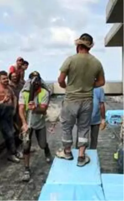 İşçilerin inşaat malzemeli defilesi, sosyal medyada ilgi gördü İşçilerin inşaat malzemeli defilesi, sosyal medyada ilgi gördü