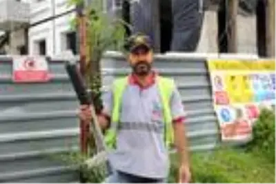 İşçilerin inşaat malzemeli defilesi, sosyal medyada ilgi gördü İşçilerin inşaat malzemeli defilesi, sosyal medyada ilgi gördü