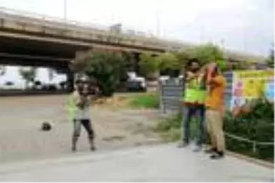 İşçilerin inşaat malzemeli defilesi, sosyal medyada ilgi gördü İşçilerin inşaat malzemeli defilesi, sosyal medyada ilgi gördü