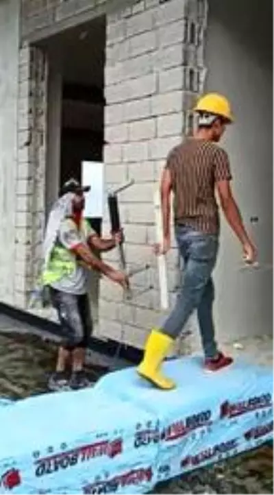 İşçilerin inşaat malzemeli defilesi, sosyal medyada ilgi gördü İşçilerin inşaat malzemeli defilesi, sosyal medyada ilgi gördü