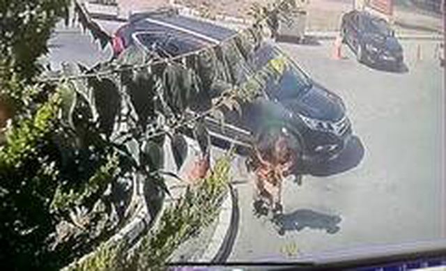 Akaryakıt istasyonunda kendini ateşe verdi, dehşet anları kameralara yansıdı