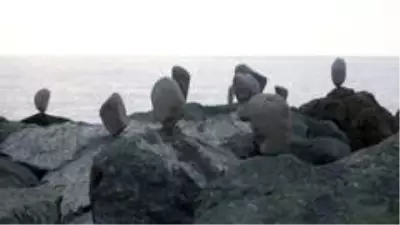 Kadın cinayetlerine sahildeki kayalıklara taş dizerek dikkat çekmeye çalıştı Kadın cinayetlerine sahildeki kayalıklara taş dizerek dikkat çekmeye çalıştı