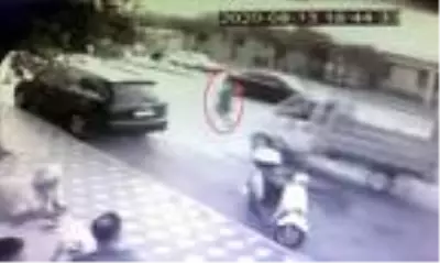 Kamyonet, karşıdan karşıya geçmeye çalışan kadına böyle çarptı Kamyonet, karşıdan karşıya geçmeye çalışan kadına böyle çarptı