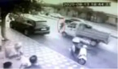 Kamyonet, karşıdan karşıya geçmeye çalışan kadına böyle çarptı Kamyonet, karşıdan karşıya geçmeye çalışan kadına böyle çarptı