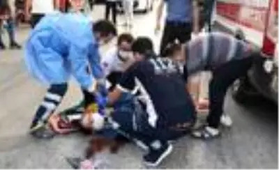 Kamyonet, karşıdan karşıya geçmeye çalışan kadına böyle çarptı Kamyonet, karşıdan karşıya geçmeye çalışan kadına böyle çarptı