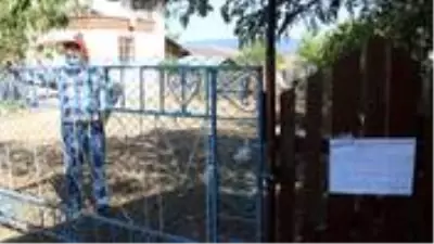 Karantinada olduğunu duyurmak için kapısına uyarı yazısı yazdı Karantinada olduğunu duyurmak için kapısına uyarı yazısı yazdı