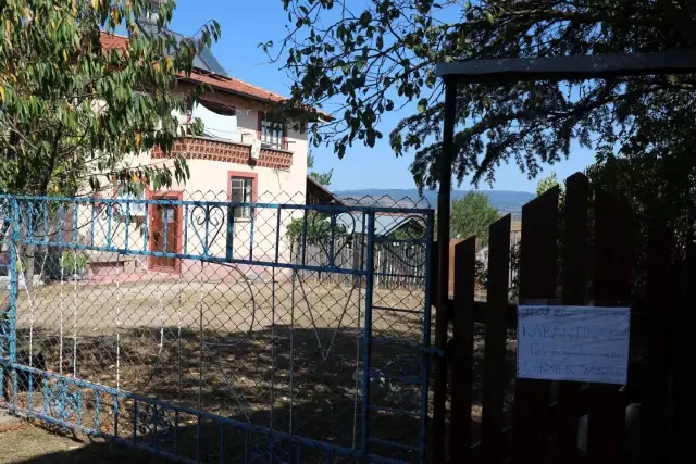 Karantinada olduğunu duyurmak için kapısına uyarı yazısı yazdı Karantinada olduğunu duyurmak için kapısına uyarı yazısı yazdı