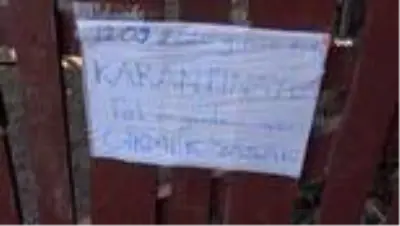 Karantinada olduğunu duyurmak için kapısına uyarı yazısı yazdı Karantinada olduğunu duyurmak için kapısına uyarı yazısı yazdı