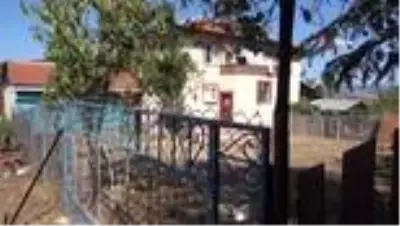 Karantinada olduğunu duyurmak için kapısına uyarı yazısı yazdı Karantinada olduğunu duyurmak için kapısına uyarı yazısı yazdı