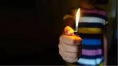Küçük kız, çakmakla oynarken kendisini yaktı Küçük kız, çakmakla oynarken kendisini yaktı