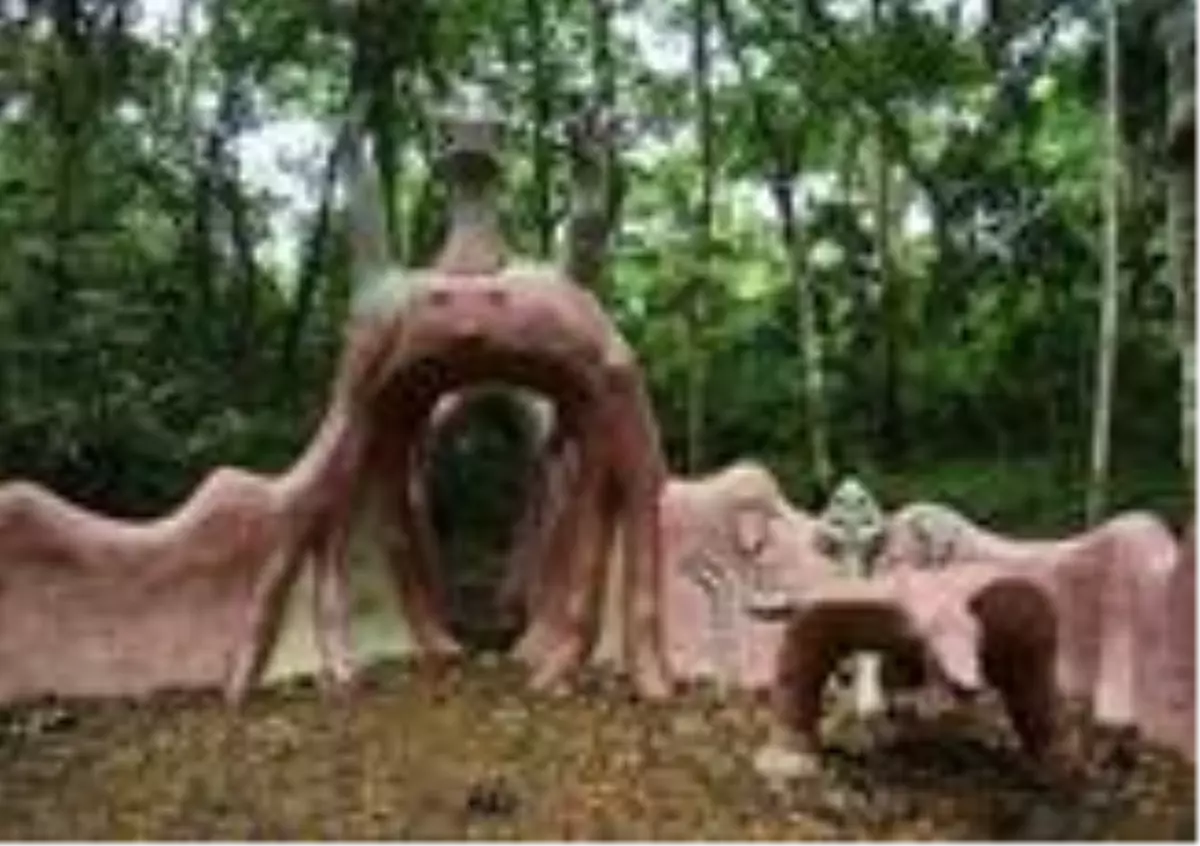 Kutsal mekanda cinsel içerikli film çektiği için tutuklandı