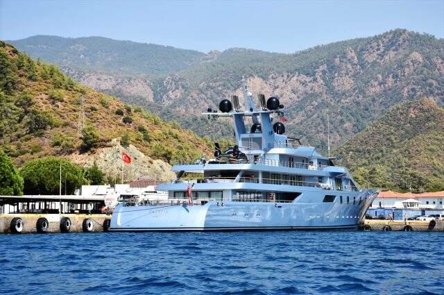 Marmaris'e demir atan lüks yat, 124 bin litre yakı aldı Marmaris'e demir atan lüks yat, 124 bin litre yakı aldı