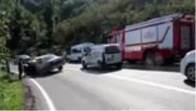 Minibüsle otomobil çarpıştı: 3 yaralı Minibüsle otomobil çarpıştı: 3 yaralı