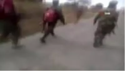 Mozambik'te kan donduran görüntüler! Askerler bir kadını sopayla dövdü, sonra öldürdü Mozambik'te kan donduran görüntüler! Askerler bir kadını sopayla dövdü, sonra öldürdü