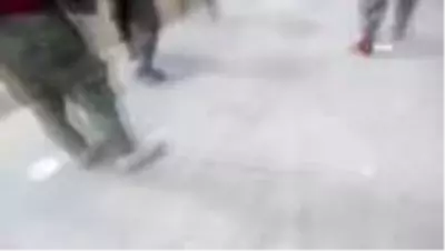 Mozambik'te kan donduran görüntüler! Askerler bir kadını sopayla dövdü, sonra öldürdü Mozambik'te kan donduran görüntüler! Askerler bir kadını sopayla dövdü, sonra öldürdü