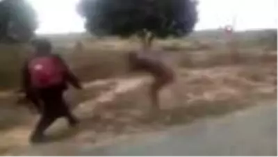 Mozambik'te kan donduran görüntüler! Askerler bir kadını sopayla dövdü, sonra öldürdü Mozambik'te kan donduran görüntüler! Askerler bir kadını sopayla dövdü, sonra öldürdü