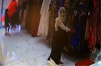 Müşteri kılığında girdiler, çantadaki paraları çalıp kayıplara karıştılar Müşteri kılığında girdiler, çantadaki paraları çalıp kayıplara karıştılar