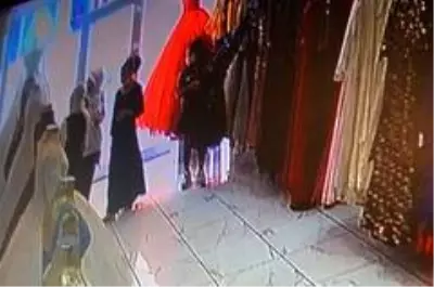 Müşteri kılığında girdiler, çantadaki paraları çalıp kayıplara karıştılar Müşteri kılığında girdiler, çantadaki paraları çalıp kayıplara karıştılar
