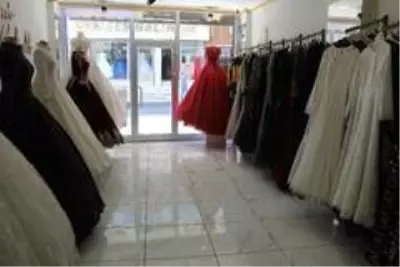 Müşteri kılığında girdiler, çantadaki paraları çalıp kayıplara karıştılar Müşteri kılığında girdiler, çantadaki paraları çalıp kayıplara karıştılar