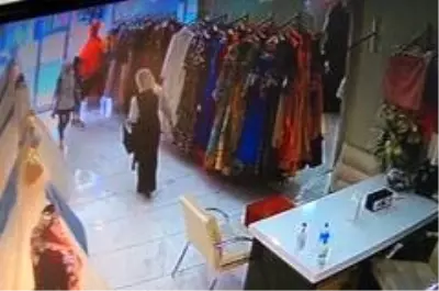 Müşteri kılığında girdiler, çantadaki paraları çalıp kayıplara karıştılar Müşteri kılığında girdiler, çantadaki paraları çalıp kayıplara karıştılar