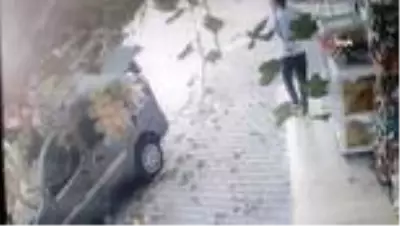 Ölümden saniyelerle kurtuldu... Kontrolden çıkan araç ağaca çarparak durabildi Ölümden saniyelerle kurtuldu... Kontrolden çıkan araç ağaca çarparak durabildi