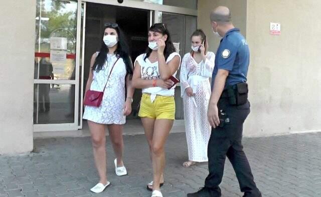 Otelde Rus turistleri 'Maske takın' diyerek uyaran hemşire, yüzüne terlik yedi Otelde Rus turistleri 'Maske takın' diyerek uyaran hemşire, yüzüne terlik yedi
