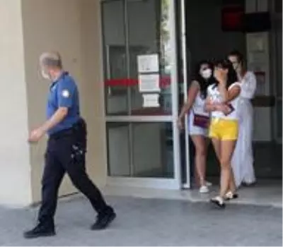 Otelde Rus turistleri 'Maske takın' diyerek uyaran hemşire, yüzüne terlik yedi Otelde Rus turistleri 'Maske takın' diyerek uyaran hemşire, yüzüne terlik yedi