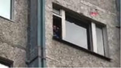 Rusya'da torununu pencereden atmaya çalışan dede, son anda durduruldu Rusya'da torununu pencereden atmaya çalışan dede, son anda durduruldu