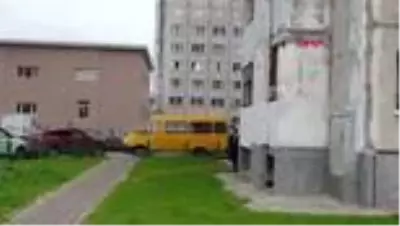 Rusya'da torununu pencereden atmaya çalışan dede, son anda durduruldu Rusya'da torununu pencereden atmaya çalışan dede, son anda durduruldu