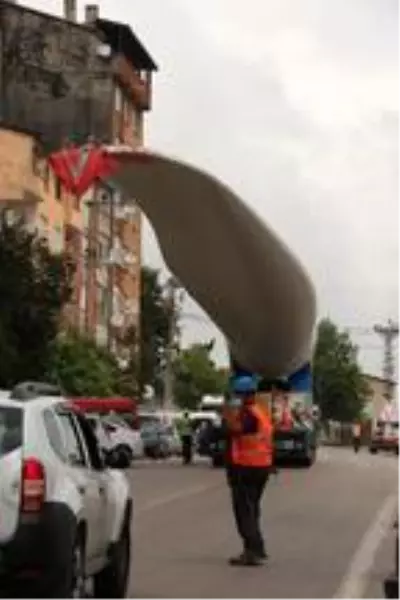 Rüzgar enerji santrali türbininin devasa kanadı taşındı Rüzgar enerji santrali türbininin devasa kanadı taşındı