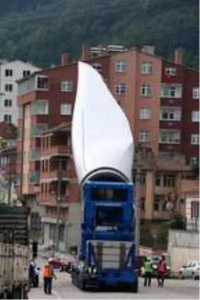 Rüzgar enerji santrali türbininin devasa kanadı taşındı Rüzgar enerji santrali türbininin devasa kanadı taşındı